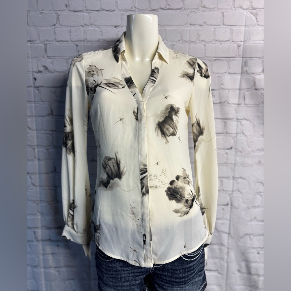 Women’s XS Express Floral Cream and Black Slim Fit Portofino blouse